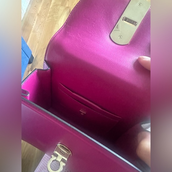 New Salvatore Ferragamo women’s bag with dust bag included - Picture 15 of 16